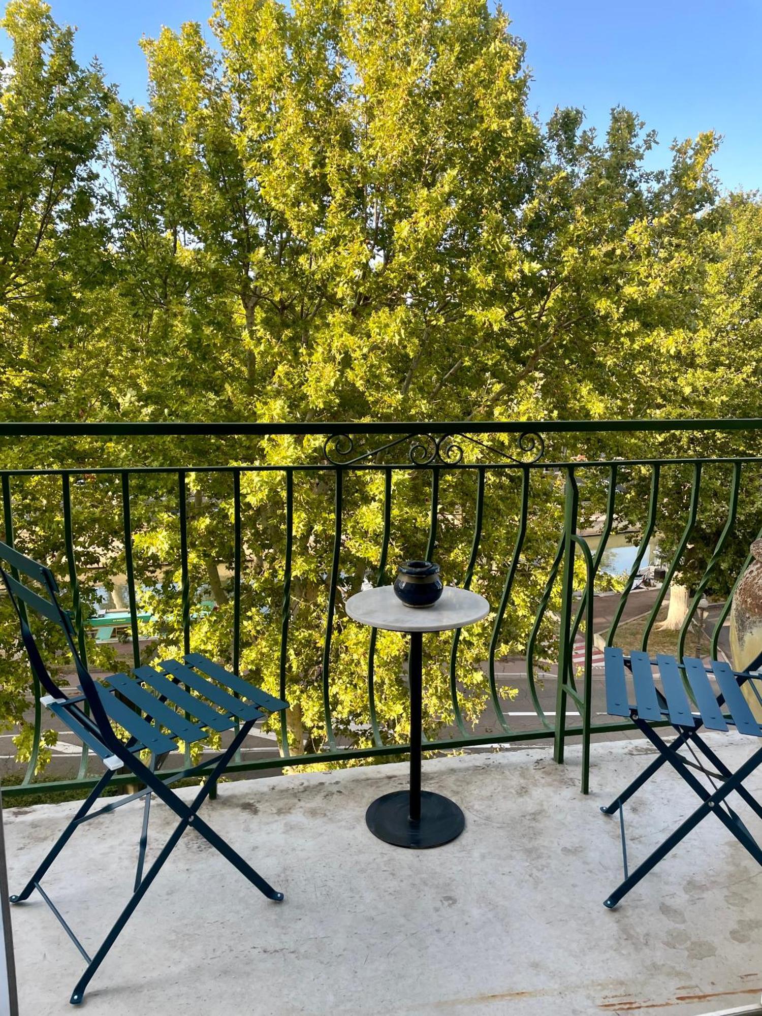Apparemment Niche Dans Les Arbres Daire Narbonne Dış mekan fotoğraf